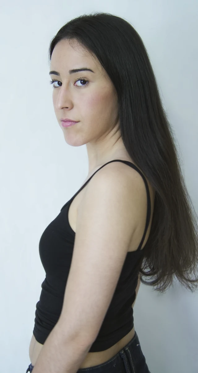 Ana Lucas de perfil, mirando a cámara