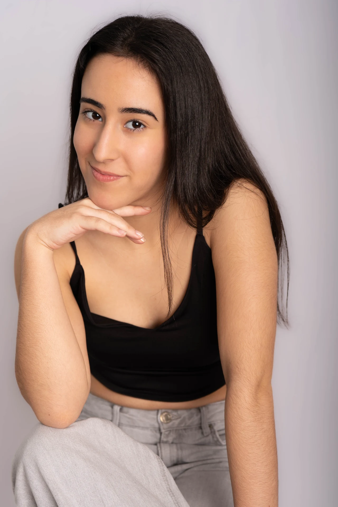 Ana Lucas sonriendo con la mano apoyada bajo la barbilla