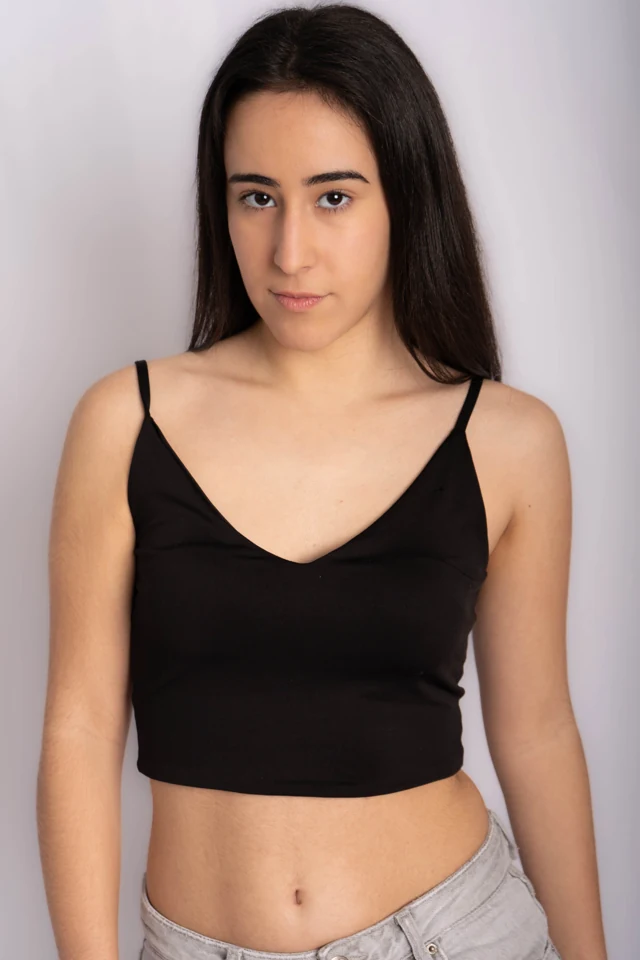 Ana Lucas, retrato con fondo claro